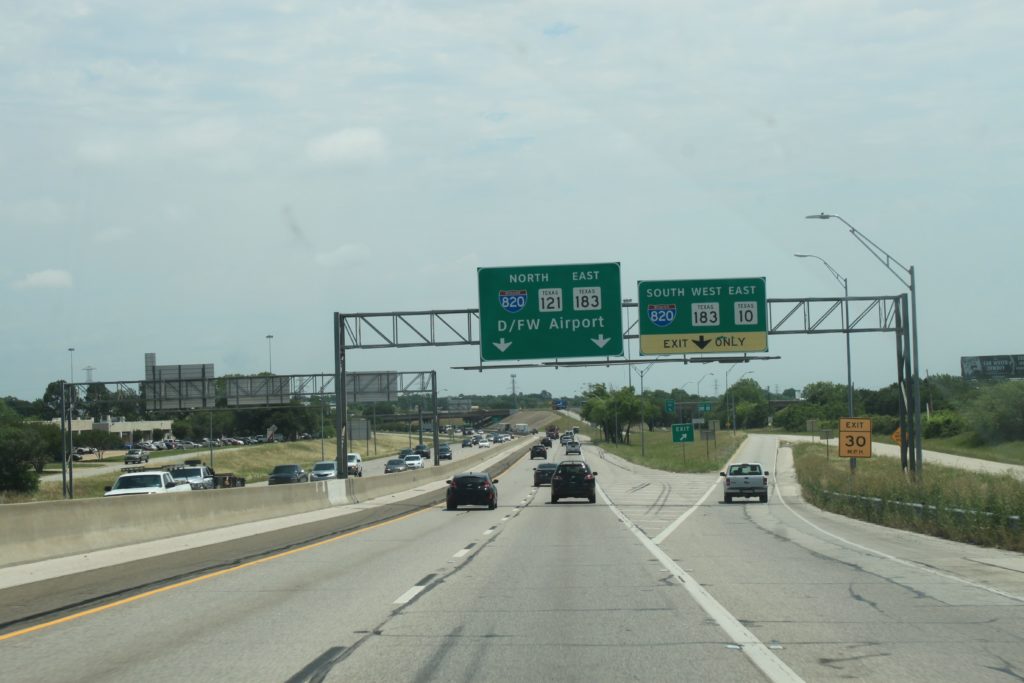 SH 121 northbound north of Handley Ederville Rd. Large overhead signs directing traffic to I-820 southbound and northbound.